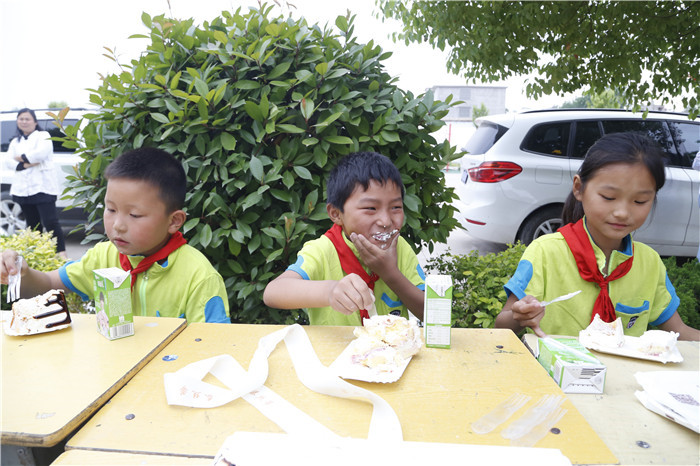 六一儿童节献爱心慰问活动,关爱困境儿童六一慰问暖童心