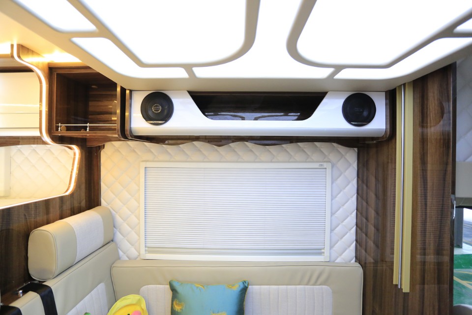 飞翔房车2.2t柴油版小额头房车,花费1w改造小房车