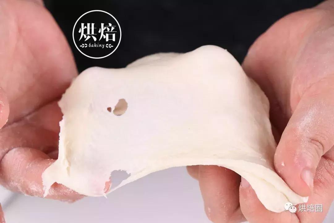 像这样把饼干皮覆在面包上就能烤出一大波孩子都爱的刺猬面包~