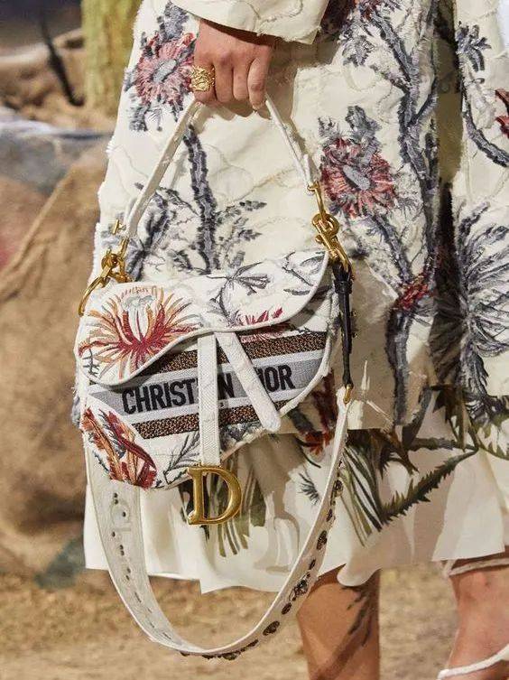 给迪奥一个机会，它就能带你邂逅浪漫秘境