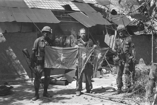 越军遍设竹尖陷阱,外加毒蛇,美军闻风丧胆,不敢收尸