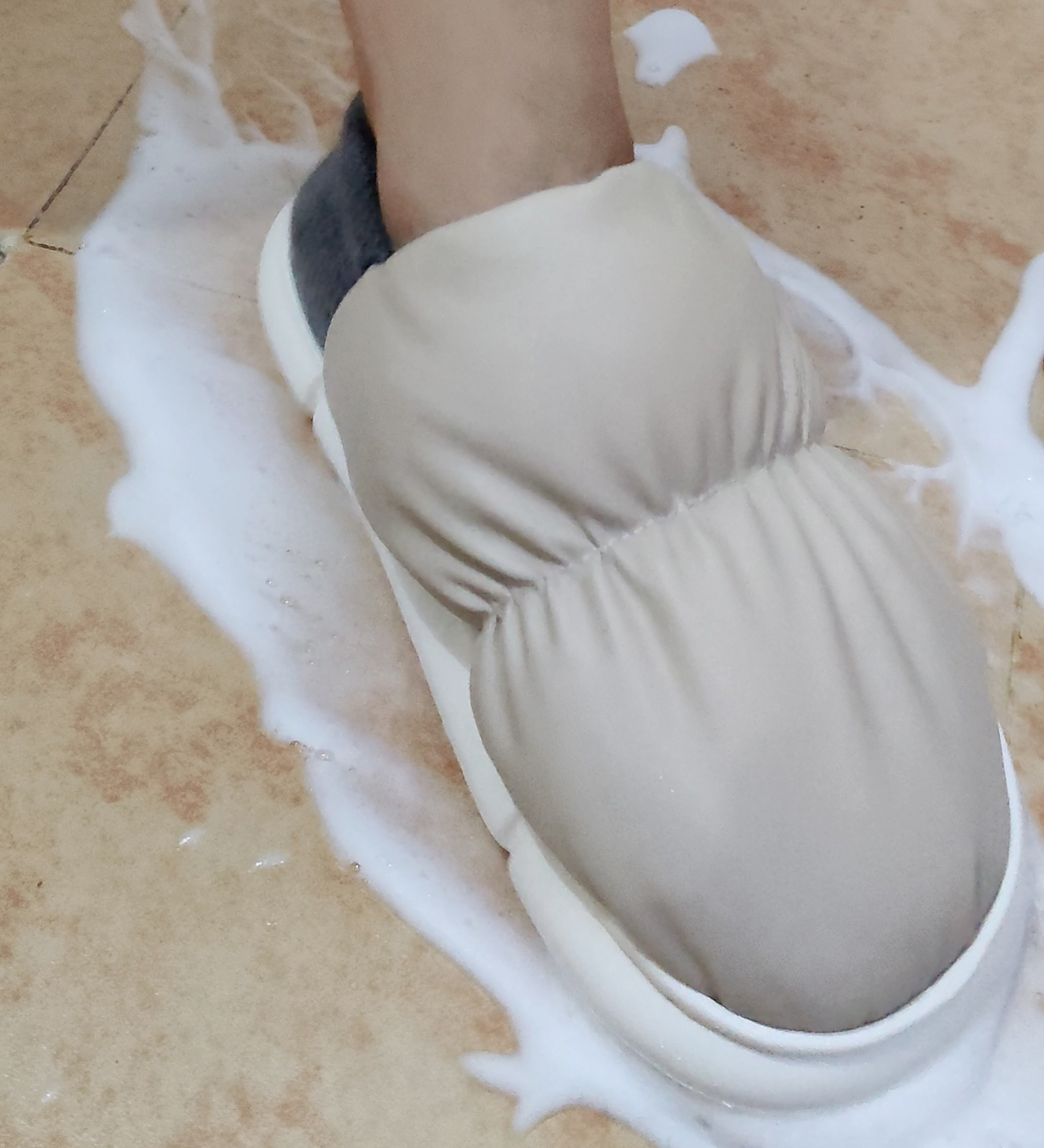 今年最火拖鞋结实耐穿又上档次,这款拖鞋火了舒适耐磨居家必备