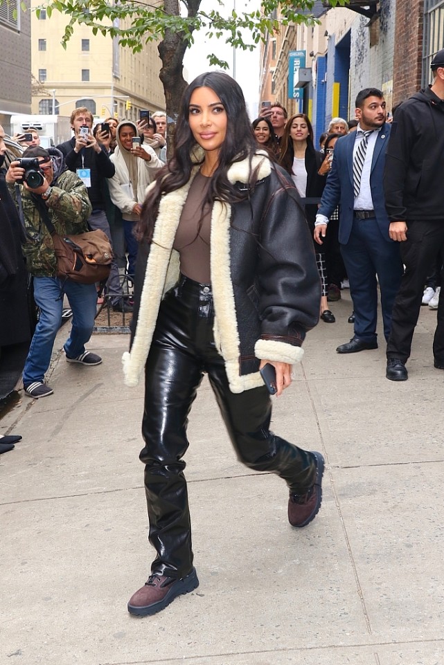 甜酷风女孩如何提升气质？不如试试闪亮的漆皮元素，时髦又酷炫