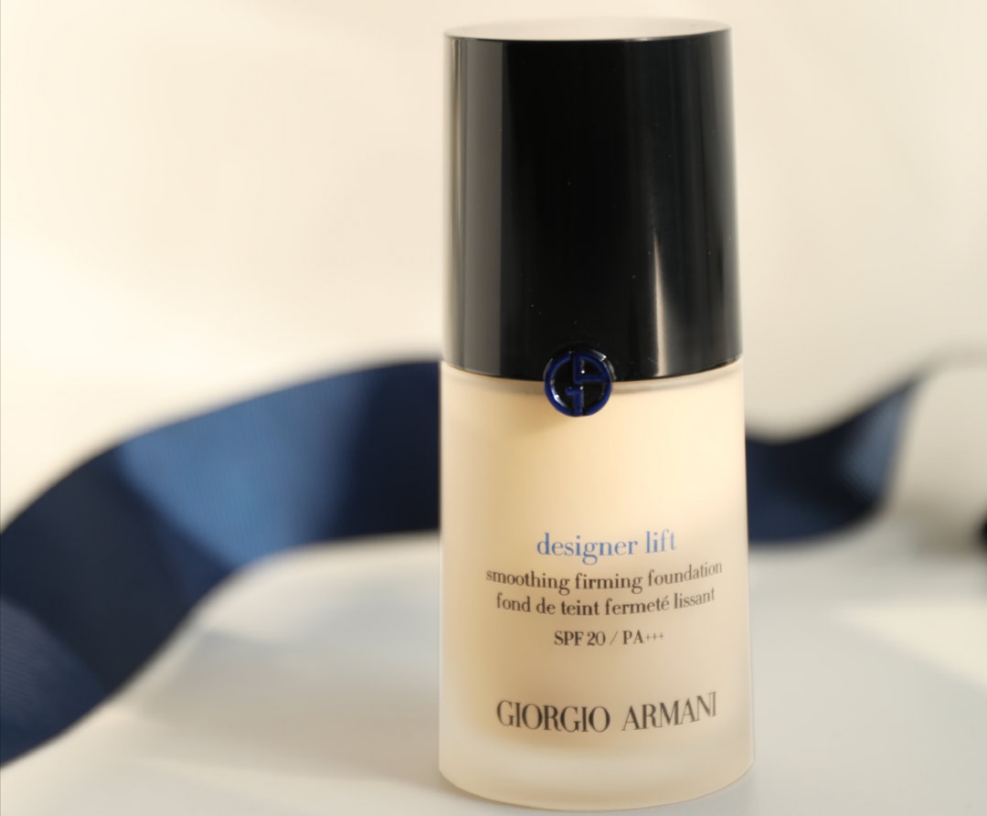 易烊千玺四字弟弟现身北京高铁站,易烊千玺戴墨镜转身阿玛尼