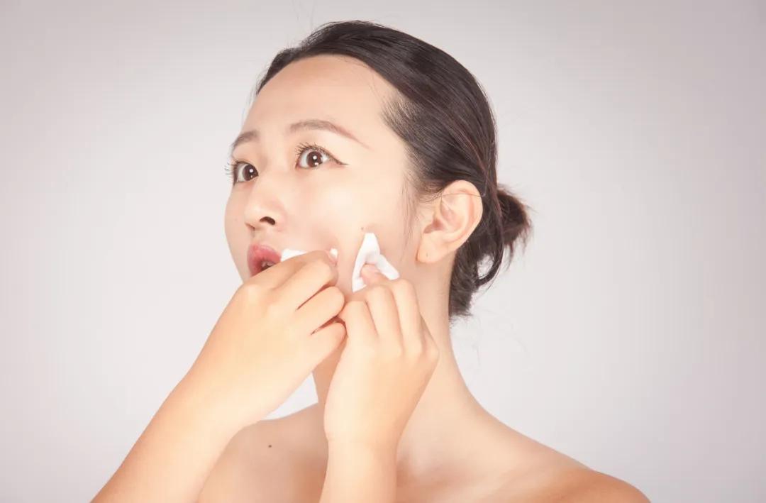 痘印痘坑毛孔粗大怎么消除,青春期留下的痘印痘坑怎么消除