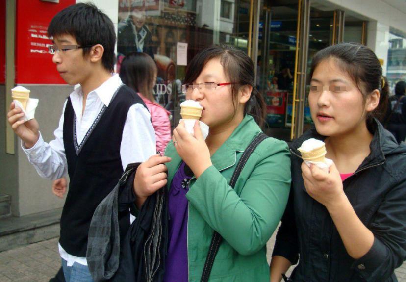 孕妈吃冰淇淋会冰到胎儿吗,准妈妈吃雪糕