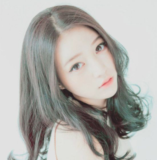 圆脸男生中分烫头发型简单易打理,圆脸中长款卷发发型推荐