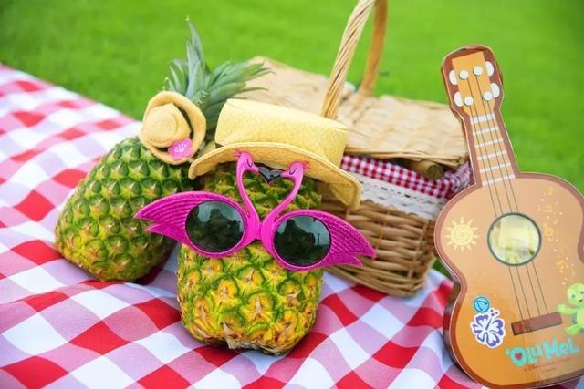 迪士尼牵手比心,上海迪士尼牵手