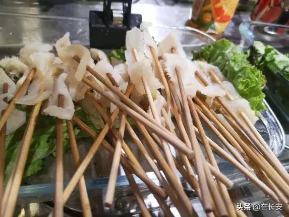 小火锅锅底有六种口味满足你,一桌小火锅