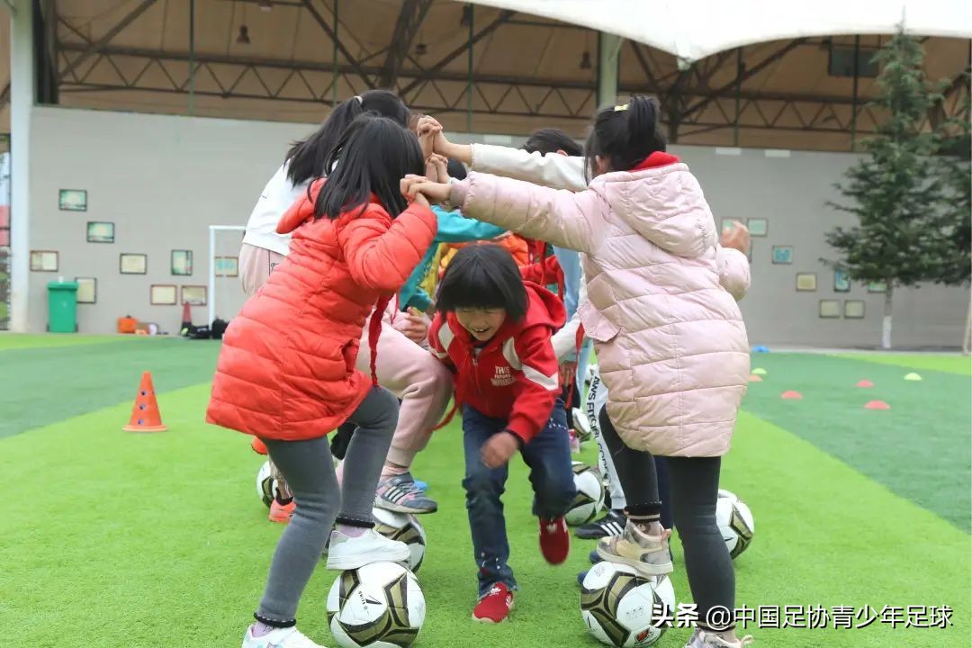 中国足协女足进校园系列公益活动走进云南宣威