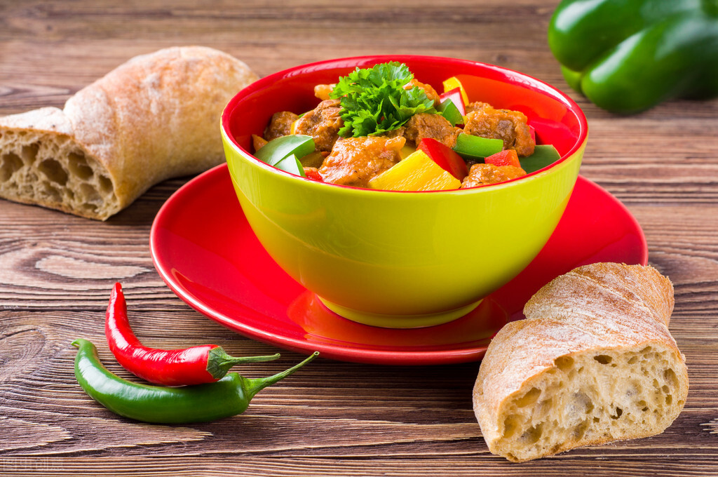 狗狗吐出褐色很粘稠的恶臭物体,养宠经验分享狗狗泪痕是什么原因