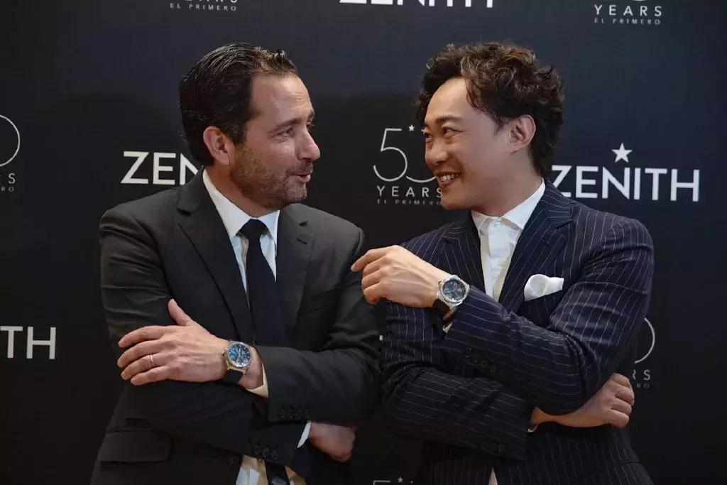 如何在不经意间露出手表,如何在冬天露出自己的手表