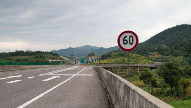 在高速上突然看到限速60怎么办,高速指示牌限速120导航报100