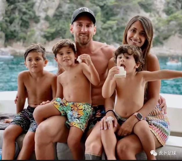 足球球员与球迷的暖情时刻,足球运动员与球迷的暖心时刻