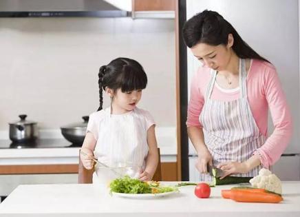 父母玩手机小孩做家务,爸妈玩手机孩子做饭