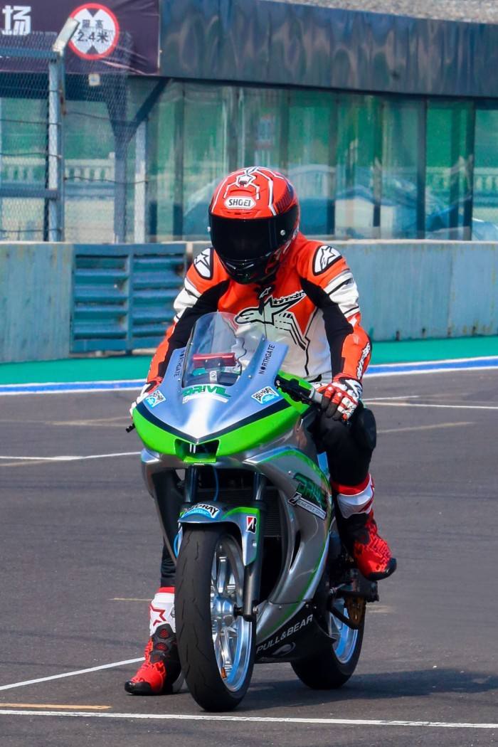 《陈情令》王一博赛车不是玩票：我是职业选手不想当赛车场的花瓶