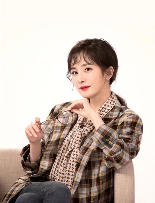 减龄发型丸子头女2020流行发型,什么发型半扎丸子头减龄