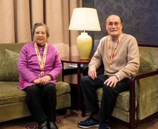 创下多项“第一”!抗生素界夫妻、华裔科学家,他们都来自上海同校同学院!