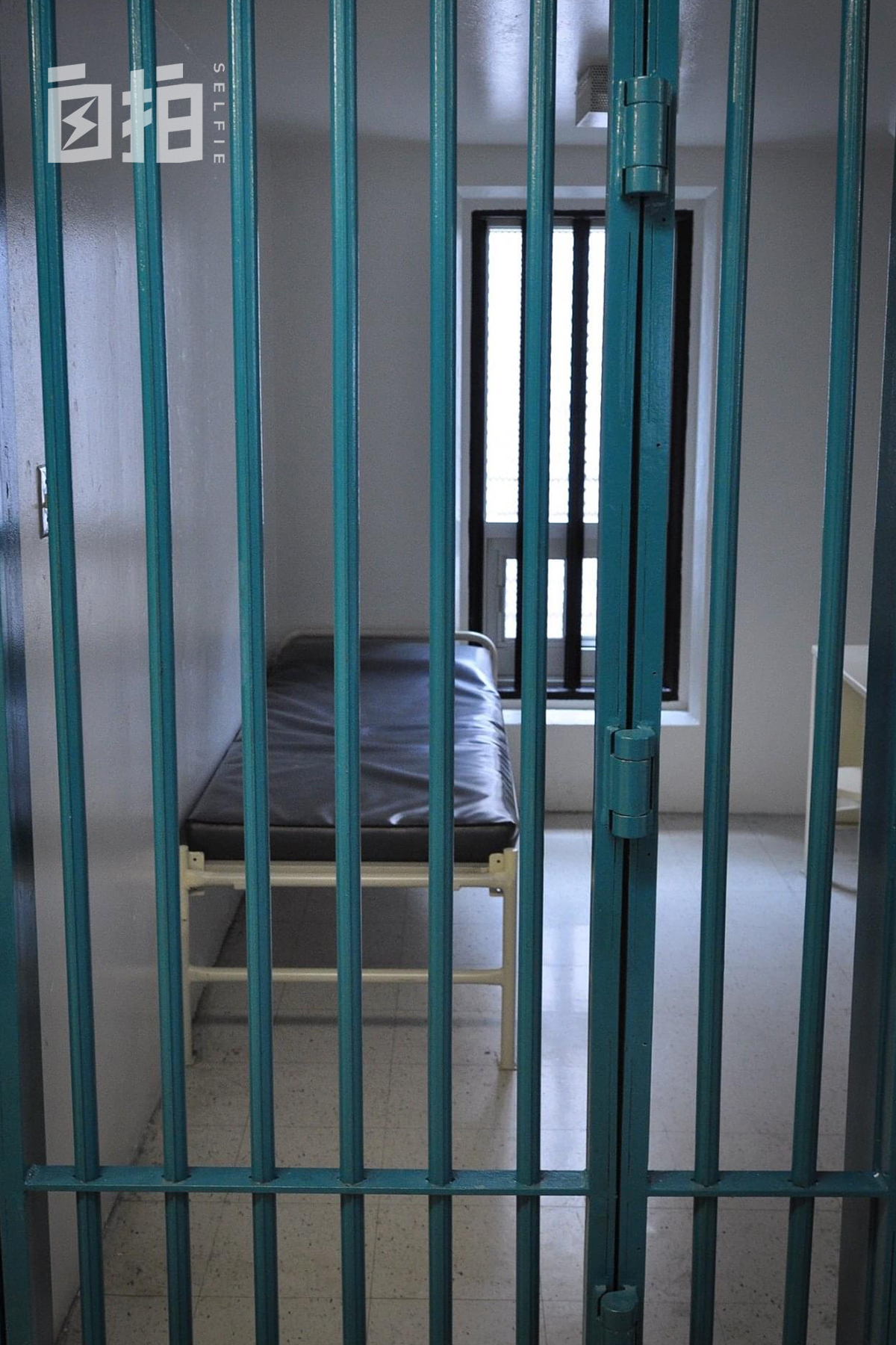 我国内当过片警，现在是加拿大狱警，天天挨犯人骂，一年200多天假期