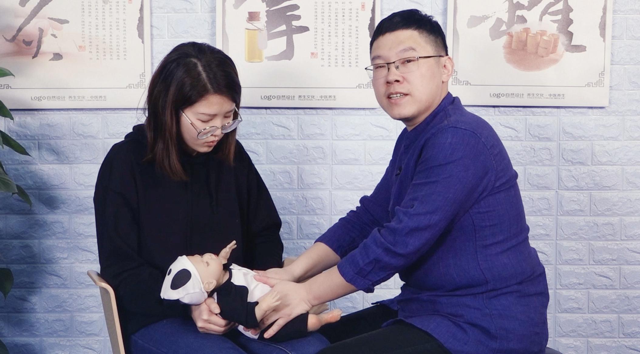 小儿腹痛怎么办？4个穴位+2个动作，在家缓解不用打针吃药