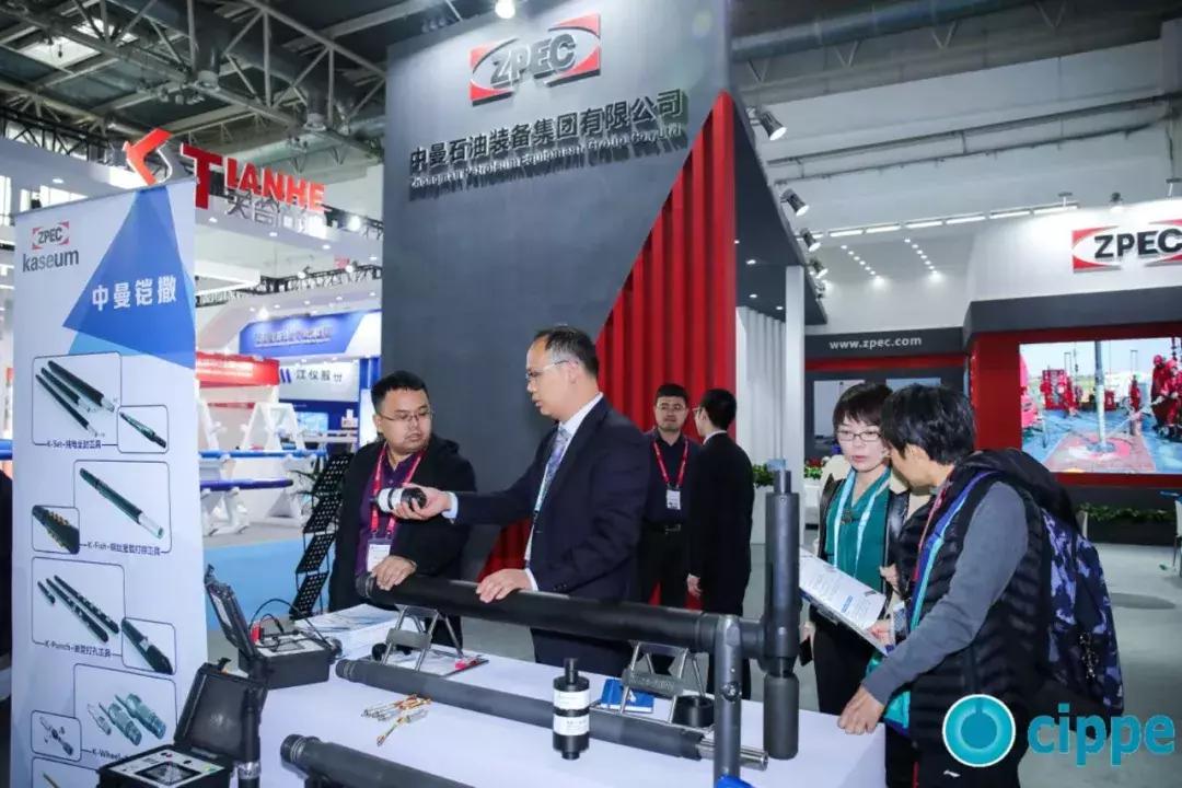 顾秀莲、马培华、李毅中、张来斌参加一年一度的世界石油装备大会cippe