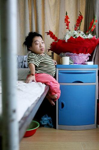 身高89厘米的脆骨女面临“死亡组合”艰难产子：为爱不后悔