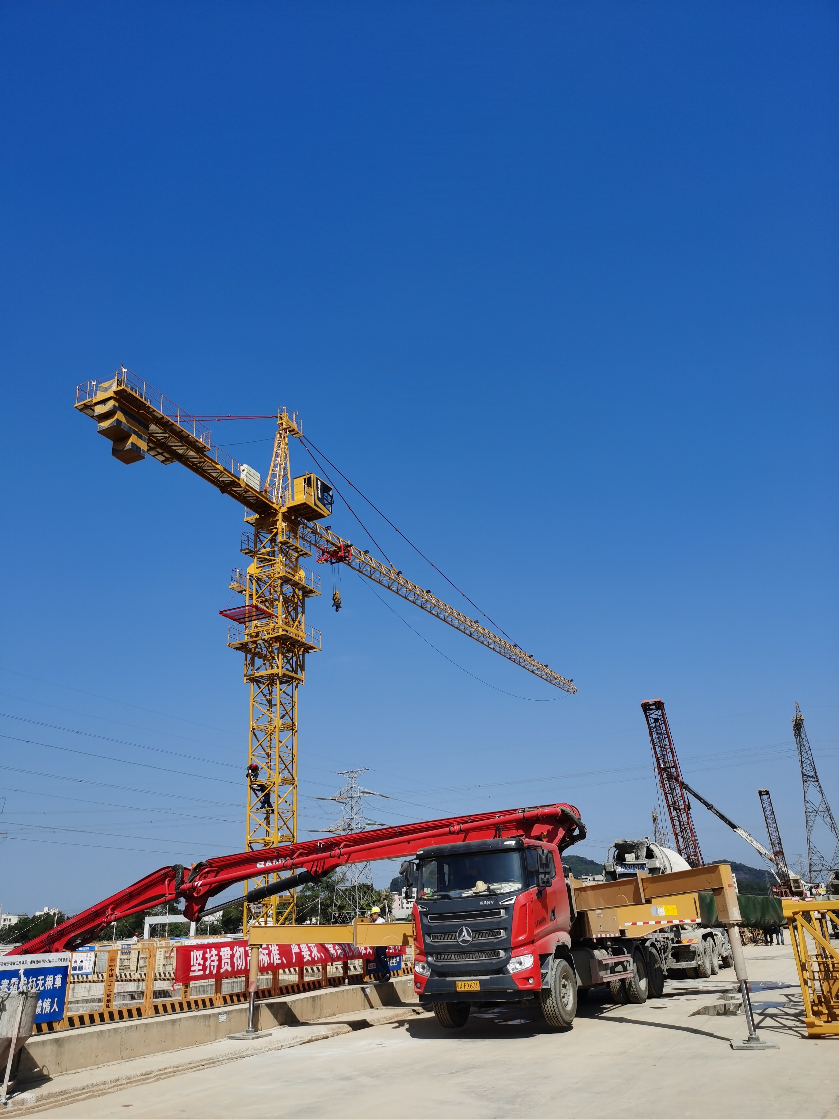 建筑工地是自己买塔吊还是租塔吊,哪个划算呢?