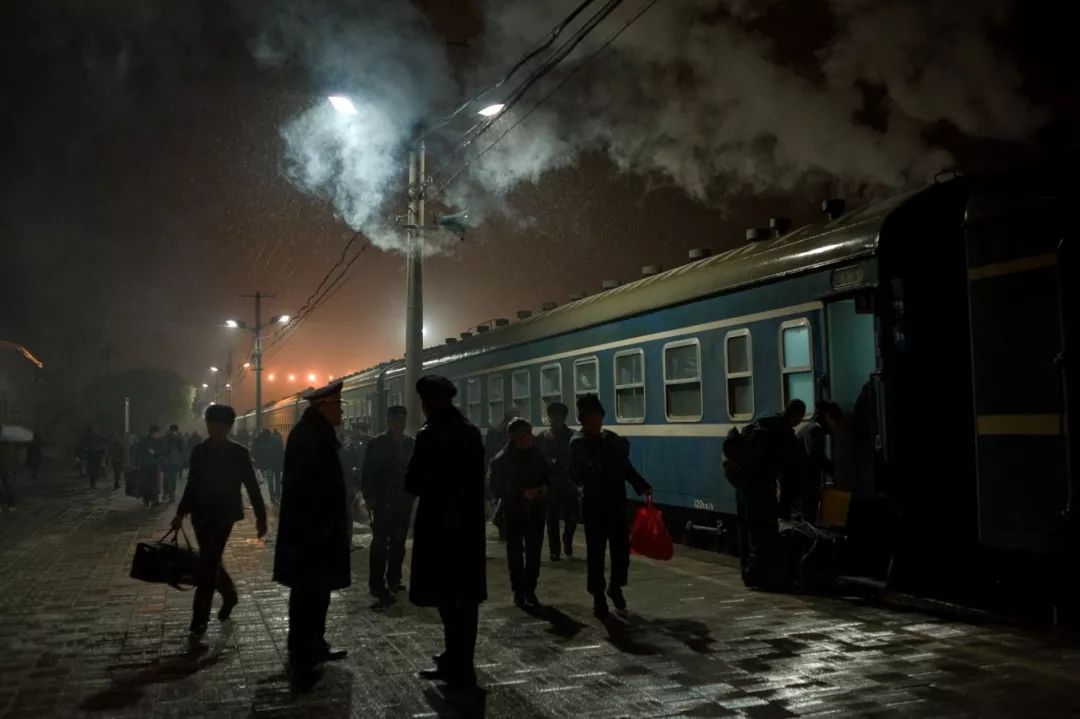 孩子坐绿皮火车看人世百态,绿皮火车才能反映生活百态