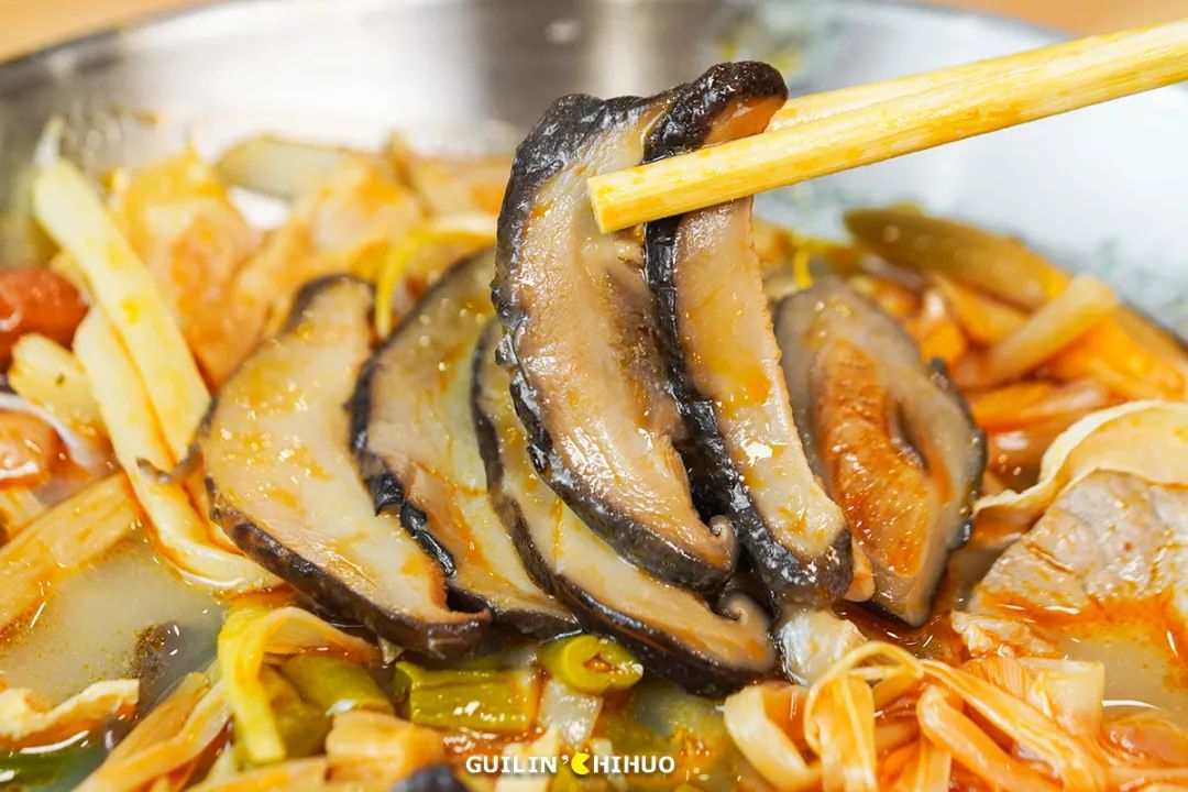 螺蛳粉好吃的秘密就是这碗高汤,煮螺蛳粉的汤第一遍为什么要倒掉