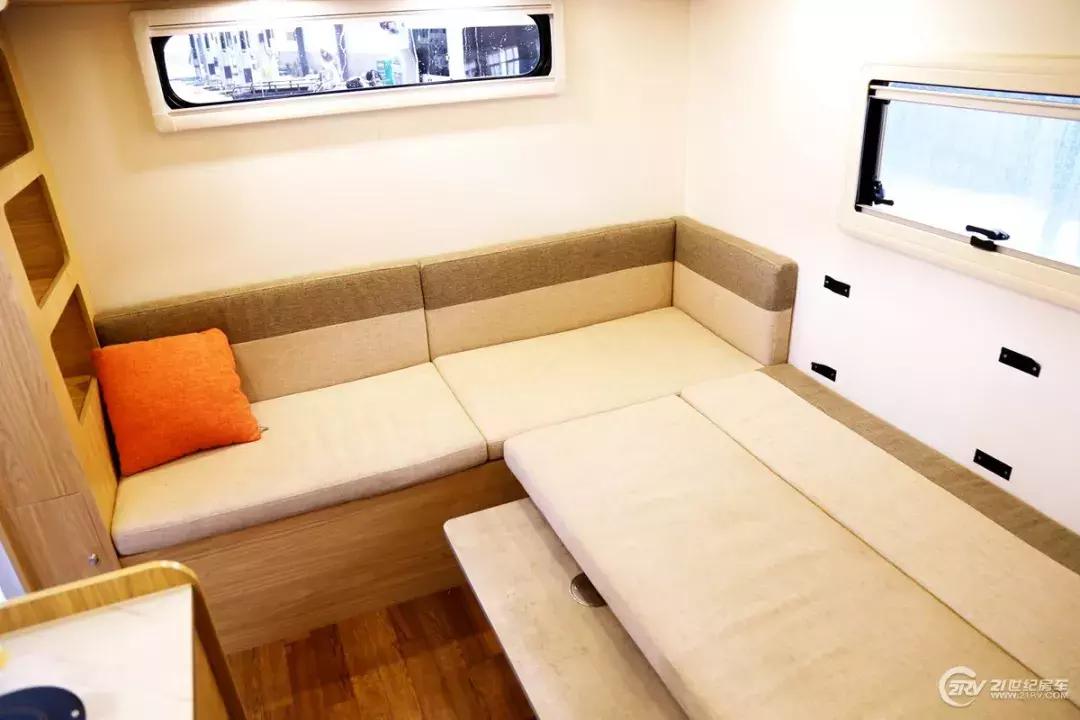 经济实用型7座4驱房车价位,b型房车u型会客区