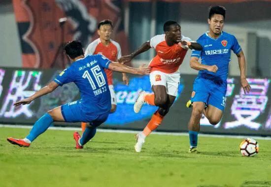 31岁中国足球“退出哥”，效力一家球队黄一家，被曝遭欠薪数百万