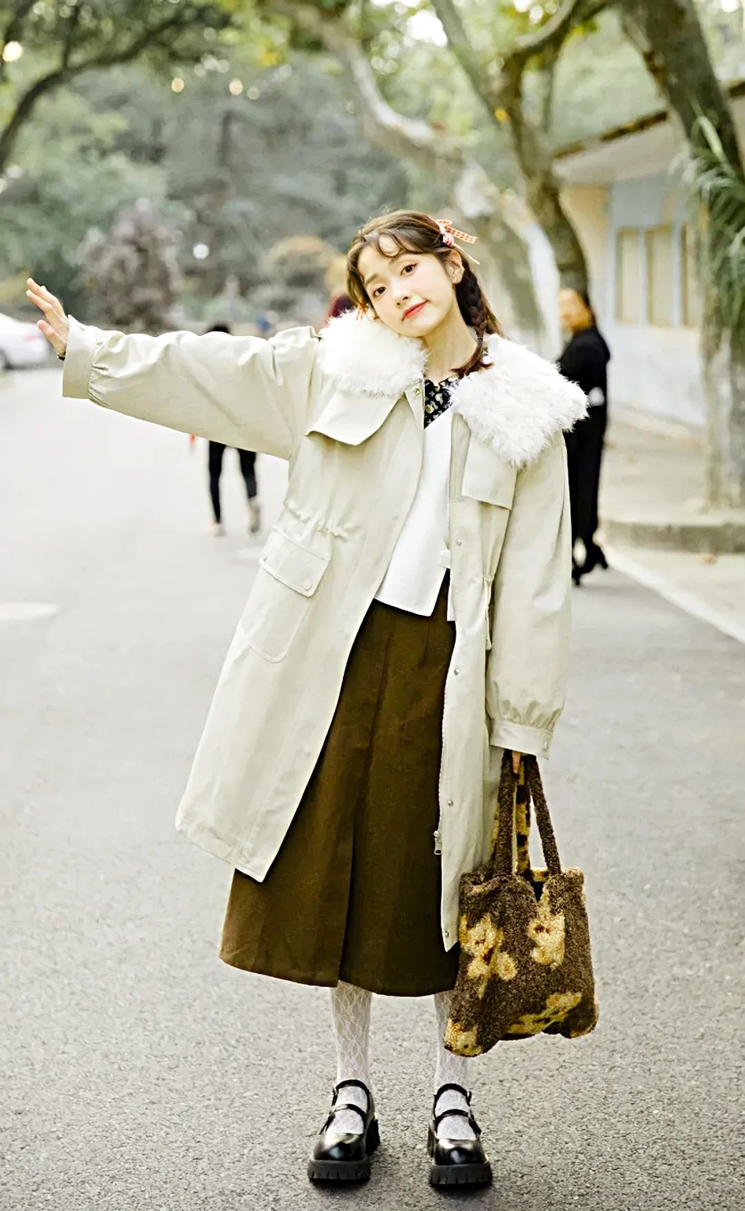 冬季好看的羽绒服款式,冬天羽绒服挑什么颜色不老气洋气