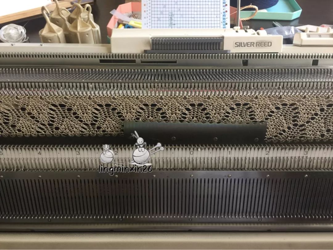 依云v领轻柔薄透毛衣的编织图解,适合横织女士毛衣的镂空花样