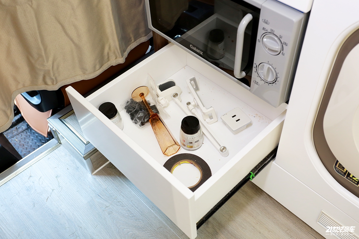 上汽大通maxusv90别墅版房车,大通原厂v90c型房车2021旗舰款