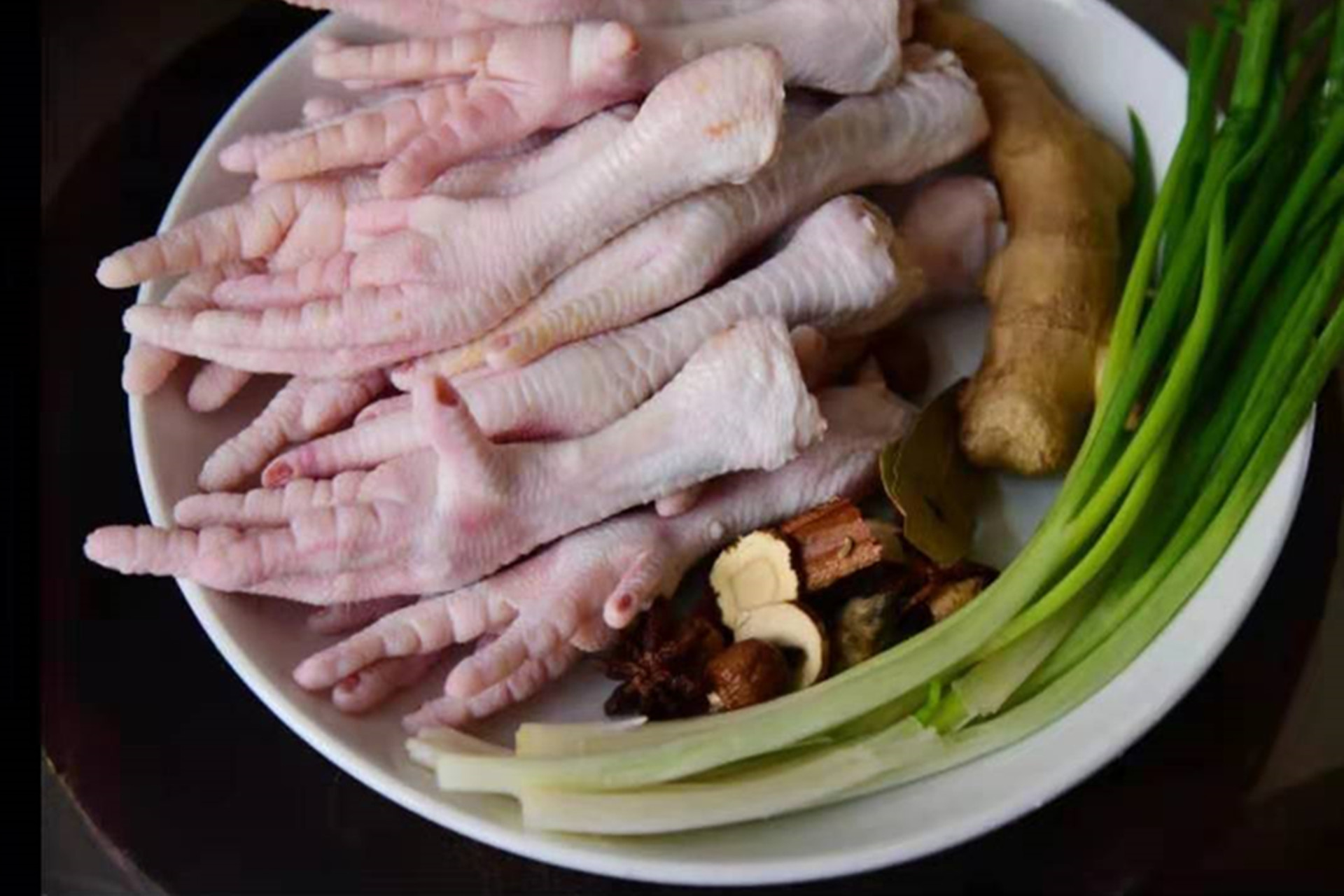 大口吃酱鸡爪软烂,风味独特的鸡爪