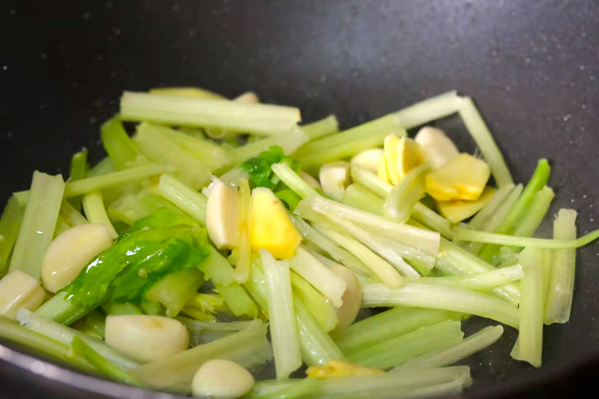 炒肉丝是用梅花肉还是里脊肉,辣椒炒梅花肉的正确方法