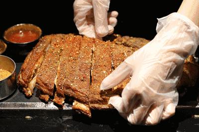 烤全羊吃不完剩下的怎么做好吃,又酥又香的烤全羊