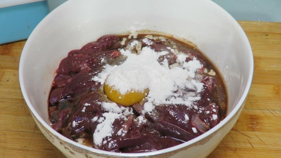 青椒猪肝要加酱油吗,青椒猪肝要不要过一下水