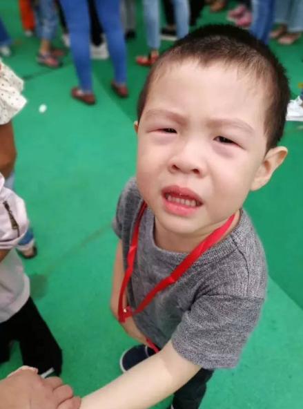 孩子被老师掐青了脸怎么办,孩子被老师掐脖子家长怎么处理