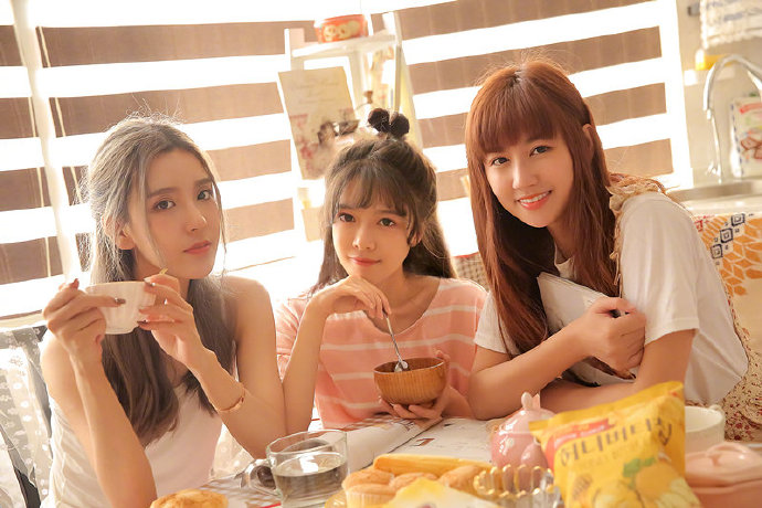 LOL解说小苍微博晒照，与骆歆Rita同框比美，网友：苍姐确实老了