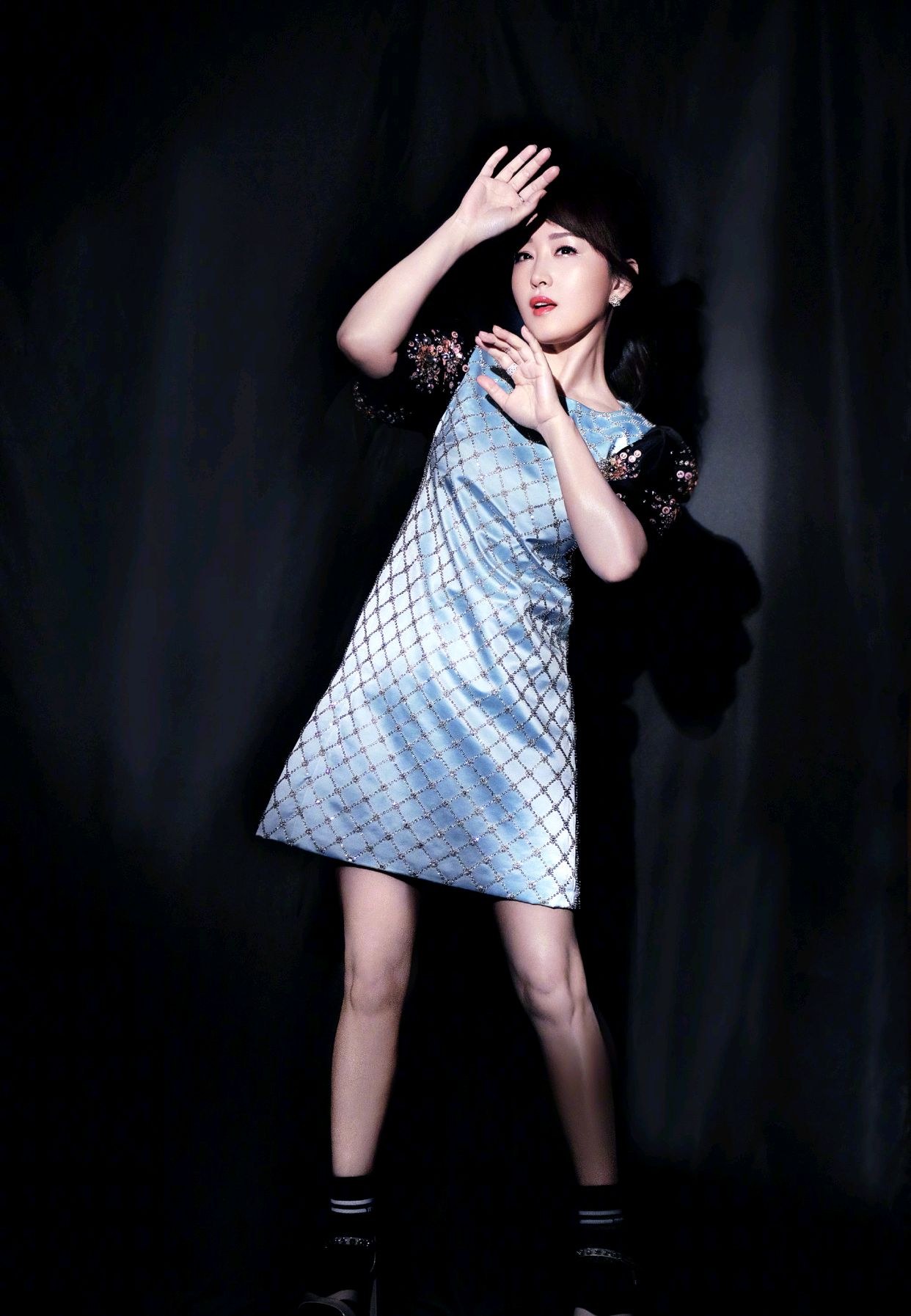 49岁的杨钰莹很有气质,杨钰莹一袭黄色连衣裙优雅温柔