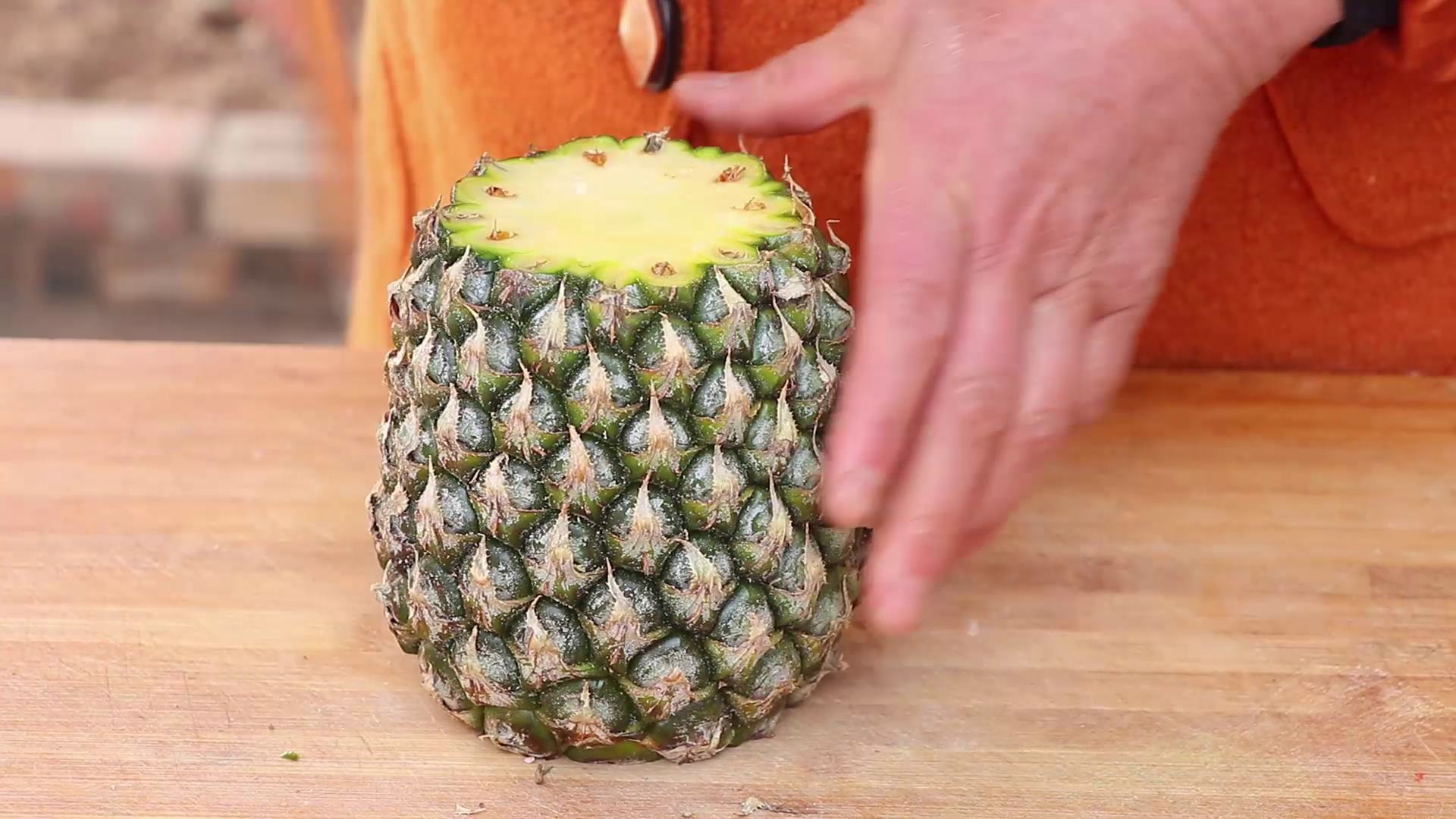 切菠萝最正确的方法,切菠萝的妙招一颗一颗的剥