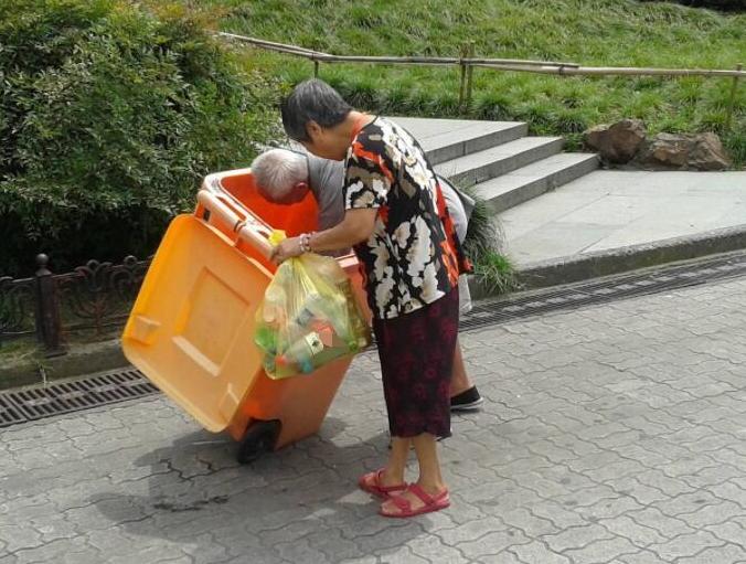 小区保洁员工作累不累,小区里物业保洁员好干吗