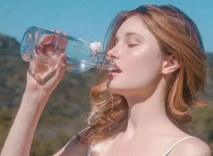 刘诗诗与倪妮再度同框,除了体态外,在脖子上她们也在暗自用力