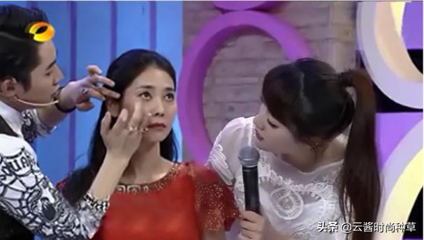 43岁李小冉穿着低调身形似少女,李小冉修正眼袋