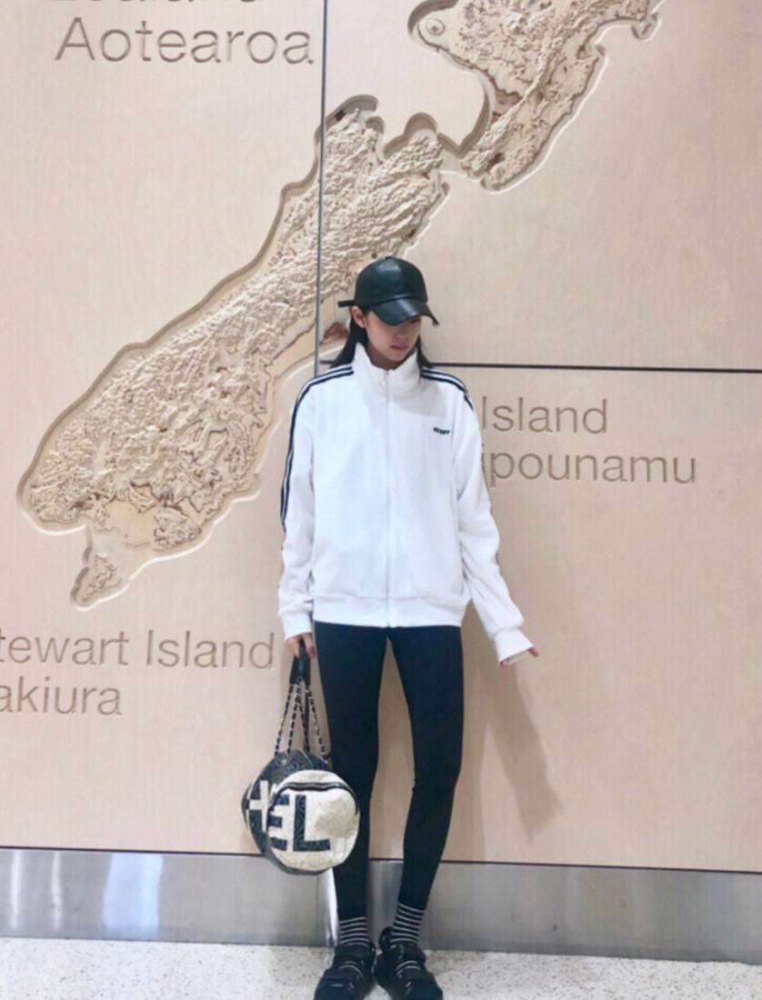 今年流行这样的鲨鱼裤舒适不紧绷 (最近爆火的鲨鱼裤这样穿更时髦)