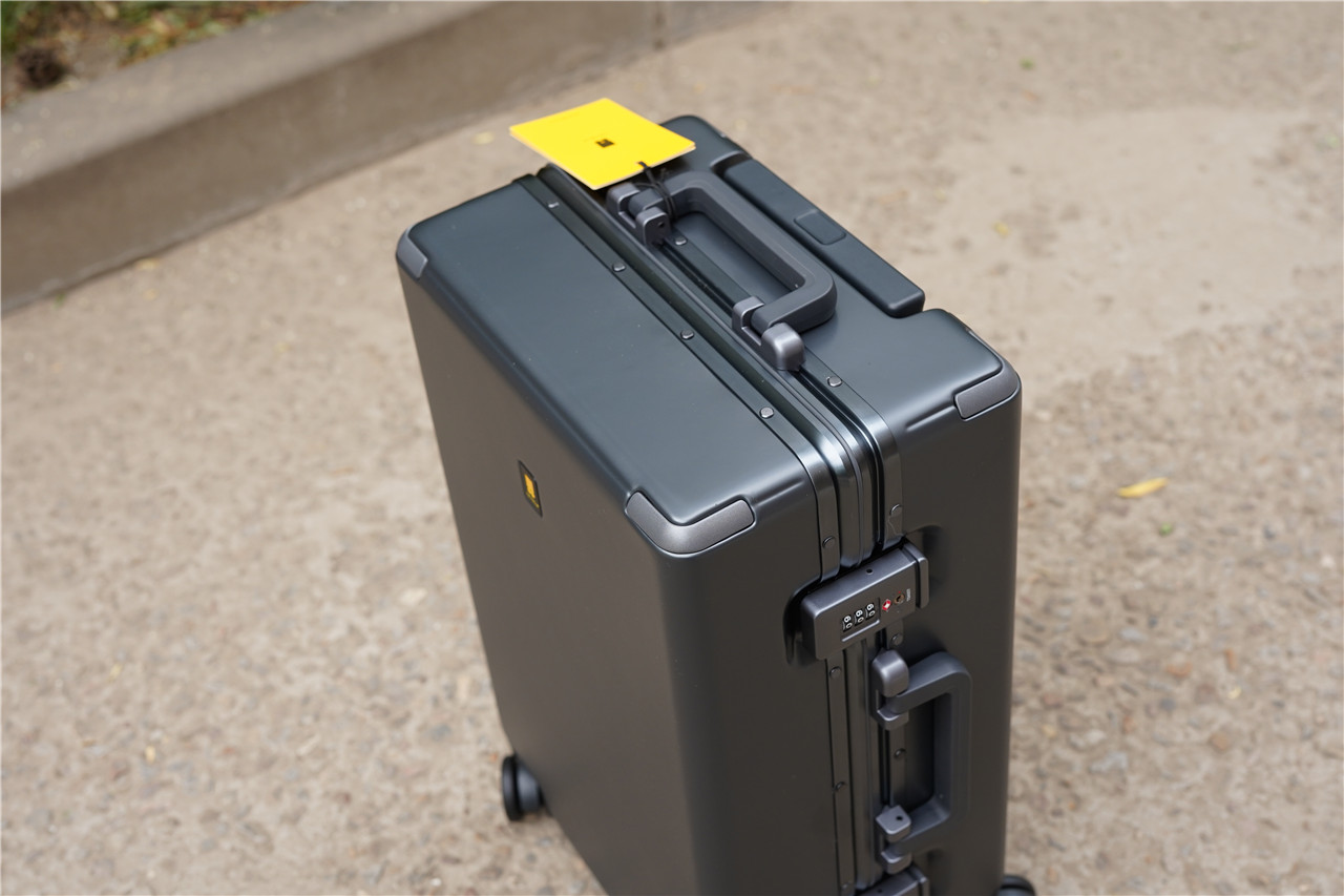 地平线8号行李箱24寸能装多少东西,行李箱推荐地平线8号