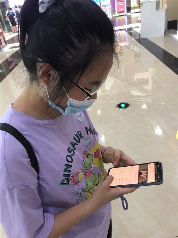 贵阳电影开放首日：电影院“激动”迎客影迷一家4口来看片