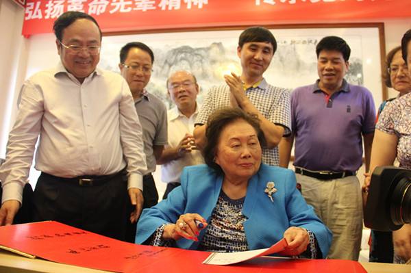 一位北京姑娘嫁大32岁美国人,辅佐8位美国总统:中国就是我的根