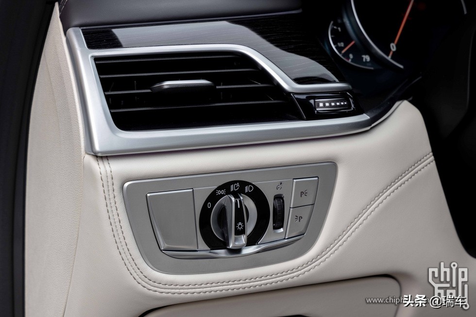 新款宝马m760liv12曜影特别版,宝马的v12